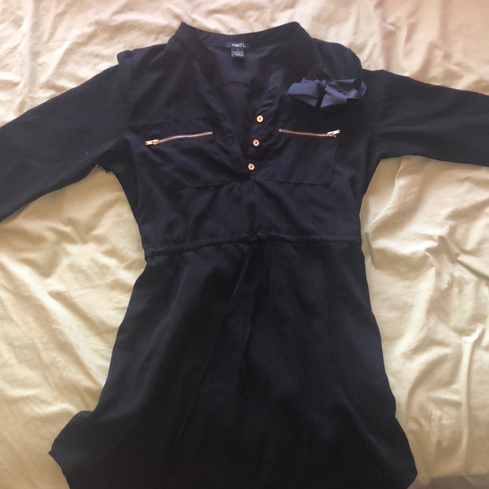I’m selling a casual dress that comes with a bow!